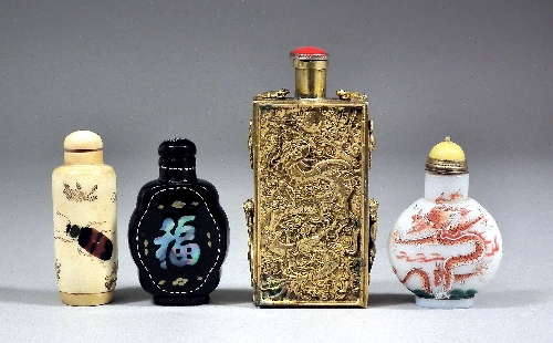 A Chinese bone snuff bottle and 15c3af