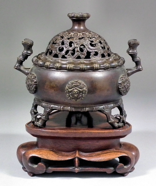 A Chinese two handled bronze censer 15c3e7