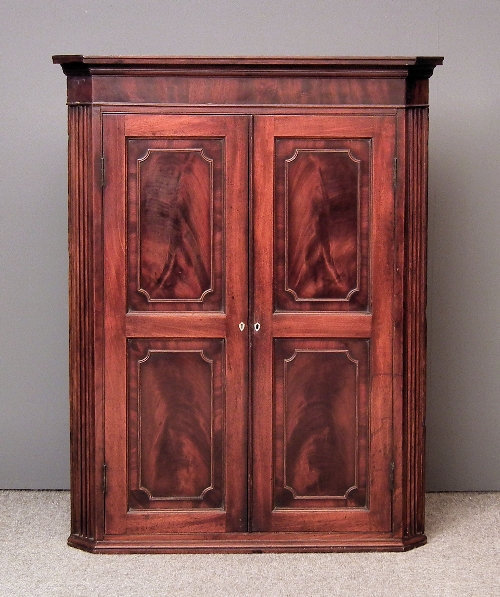 A George III mahogany hanging corner 15c461