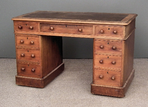 A Victorian mahogany kneehole desk 15c470