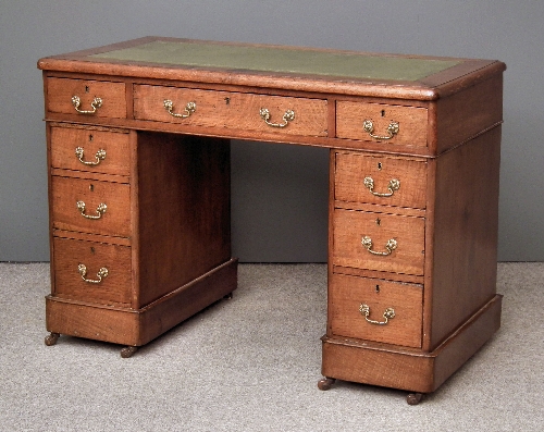 A Victorian oak kneehole desk with 15c488