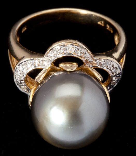 Tahitian Pearl and Diamond Ringcentering 15c546