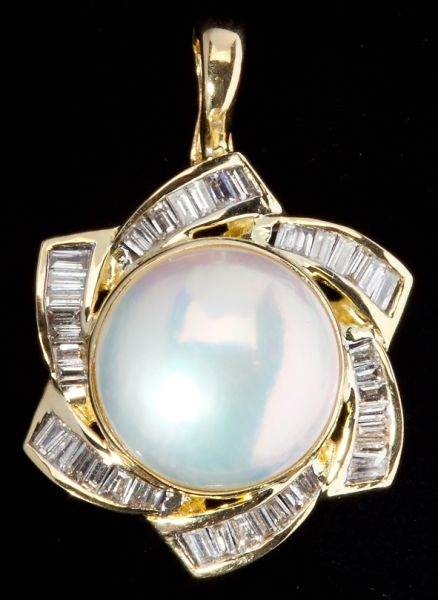 Diamond and Mabe Pearl Pendant 15c53e