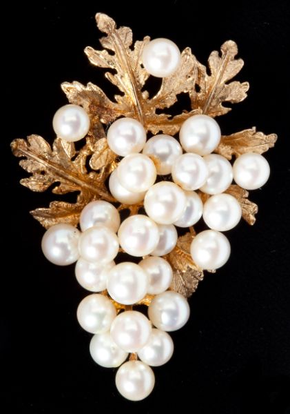 Gold and Pearl Broochdesigned in a leaf
