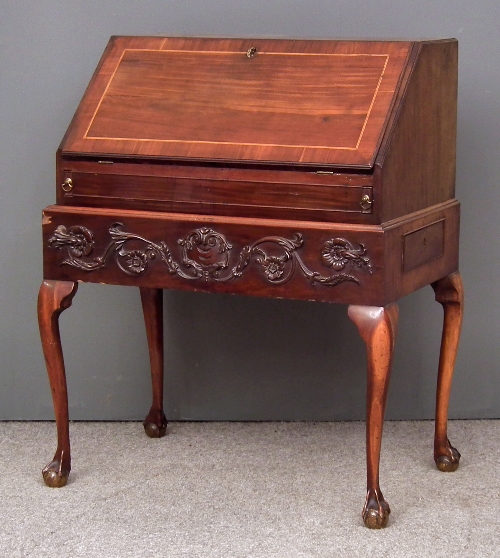 An 18th Century mahogany bureau 15cf5c