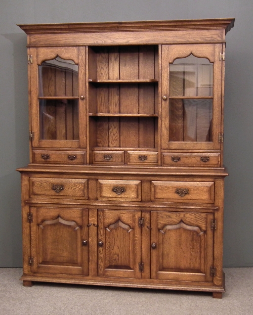 A modern panelled oak dresser of 15cf84