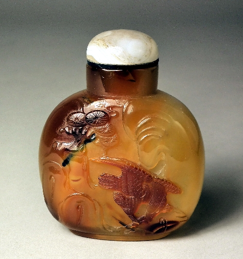 A Chinese carved agate snuff bottle