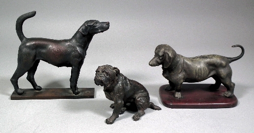 A bronze figure of a seated bulldog 15d0c9