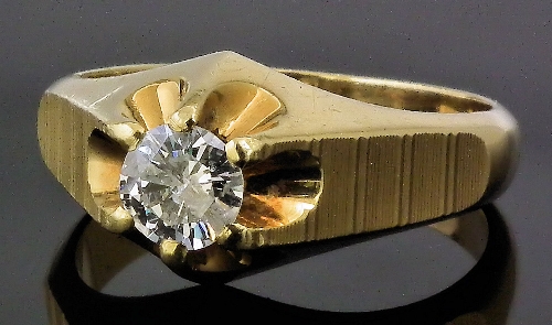 A modern gentleman's 18ct gold