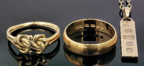 An 18ct gold wedding band weight 15d14f