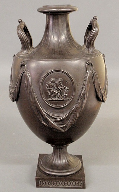 Wedgwood Bentley basalt urn of 15adca