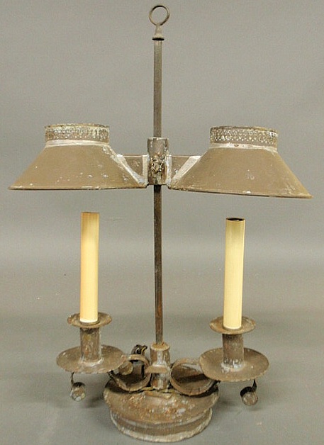 Tin table-top electric lamp with