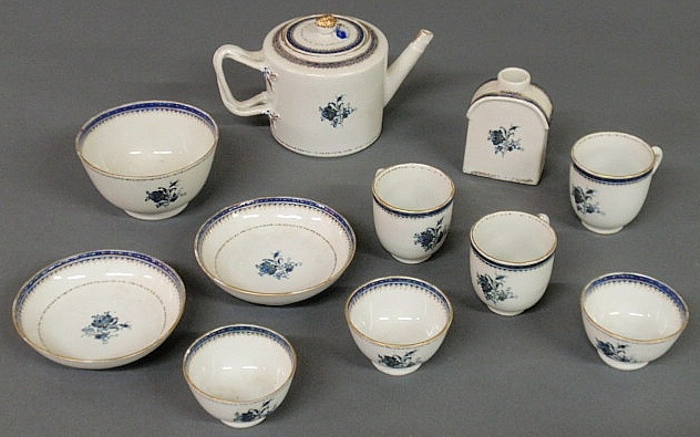 Small Chinese export blue and white