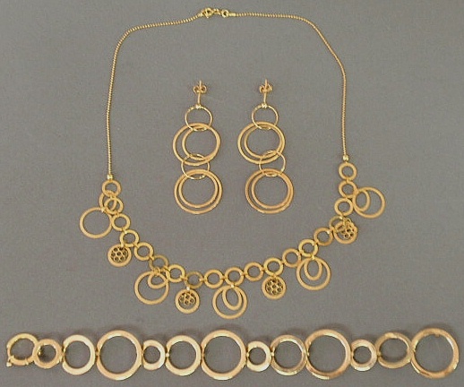 Ladies 14k gold linked circle necklace
