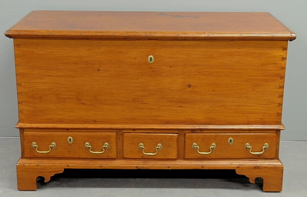 Pine blanket chest c 1780 with 15b313