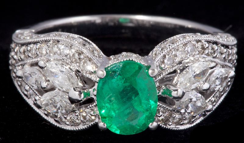 Emerald and Diamond Ringcentering 15b4db