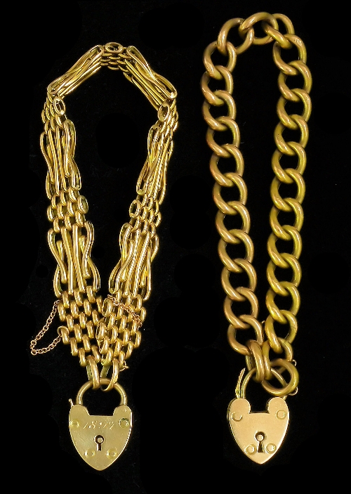 A 9ct gold curb link bracelet with 15b832