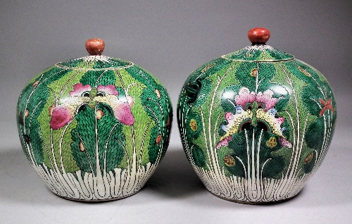 Two similar Chinese porcelain globular
