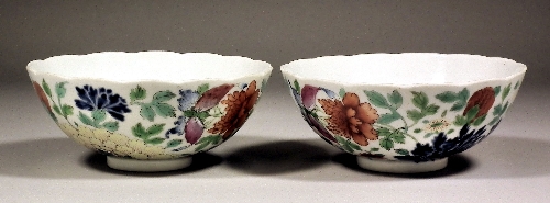 A pair of Chinese porcelain bowls 15b8cc
