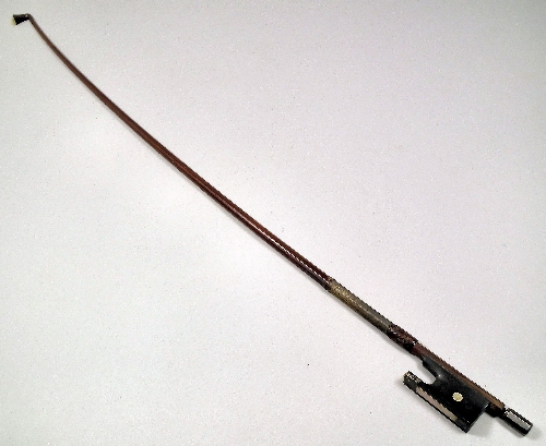 An early 20th Century violin bow the