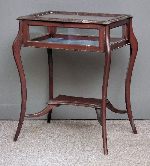An Edwardian mahogany display table 15b9ee