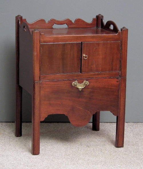 A George III mahogany tray top 15ba04