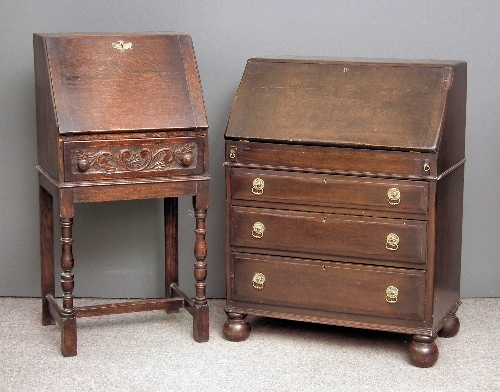 A small oak bureau of 17th Century  15ba22