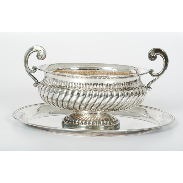 Silverplated Tureen and Tray a 15e89c