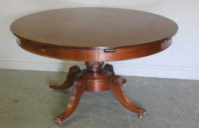 Pedestal Dining Table.With 4 leaves.