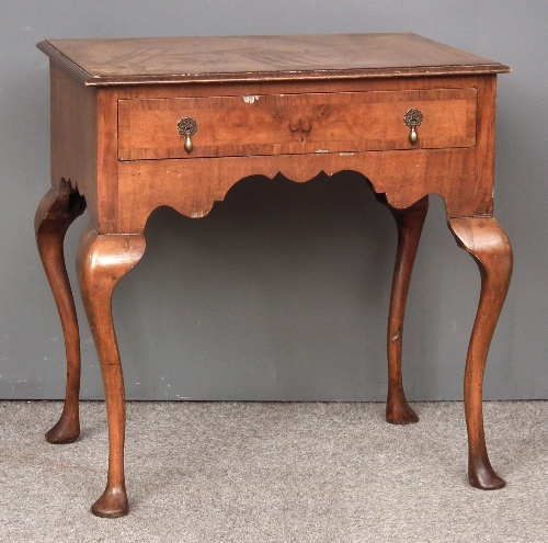 A walnut side table of Queen 15d241