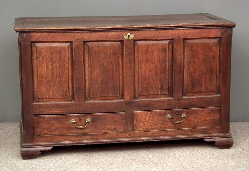 An 18th Century panelled oak mule 15d24e