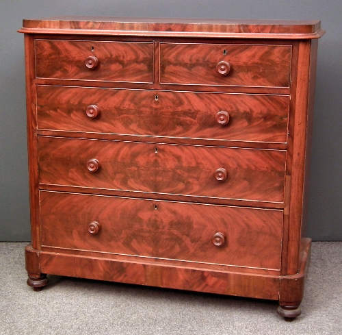 A Victorian mahogany chest of drawers 15d25e