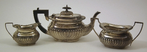 An Edward VII silver three piece 15d37a