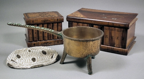 An 18th Century bell metal skillet 15d493