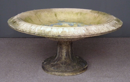 A concrete garden urn of 19th Century 15d4ae