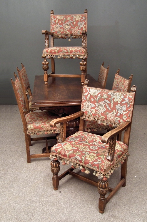 An oak drawleaf dining table of 15d547