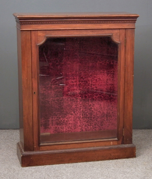 A Victorian mahogany dwarf bookcase 15d571