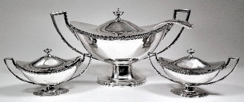 A plated oval two-handled urn pattern