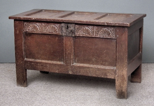 A 17th Century panelled oak coffer 15d9d1