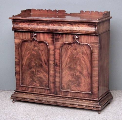 A Victorian figured mahogany tray 15d9dc