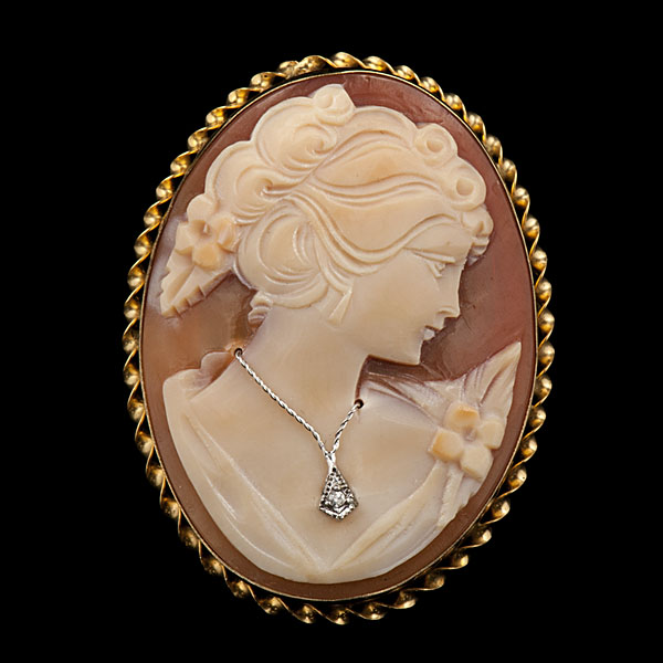 Antique Cameo Brooch/Pendant with Diamond