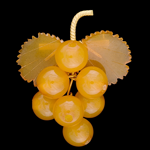 Bakelite Brooch of Grapes A Bakelite 1613d3