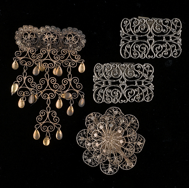 Grouping of Vicotorian brooches 161432