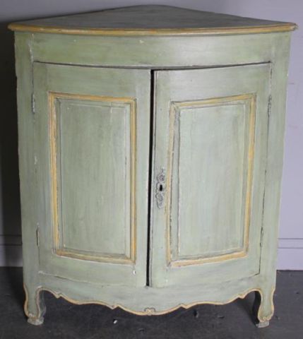 2 Door Corner Cabinet From a Mamaroneck 1614e0