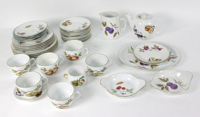A quantity of Royal Worcester Evesham  16164f