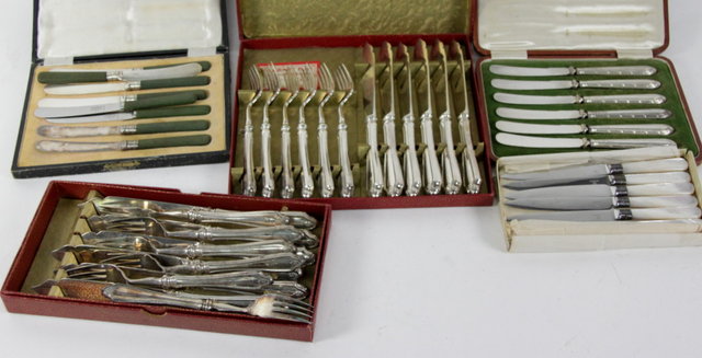 Six dessert knives with mother-of-pearl