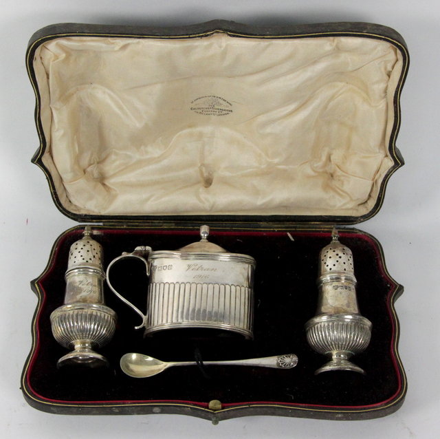A silver cruet set Goldsmiths  1616d0