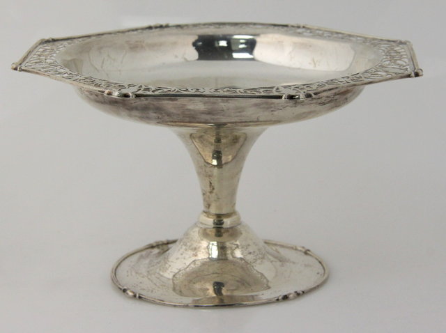 A silver cake stand London 1915 of octagonal