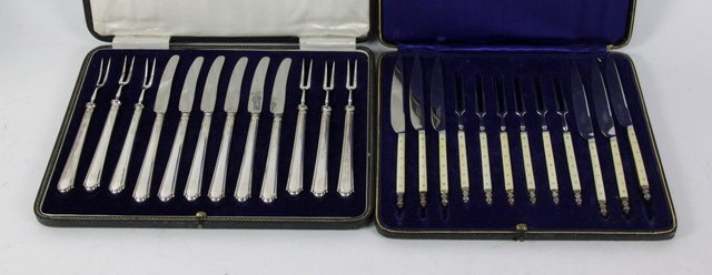 A set of silver handled fruit knives 161714