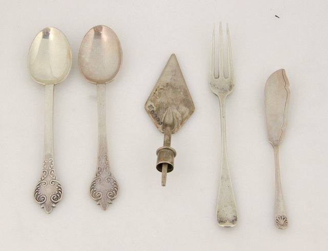 A pair of silver jam spoons London 161752